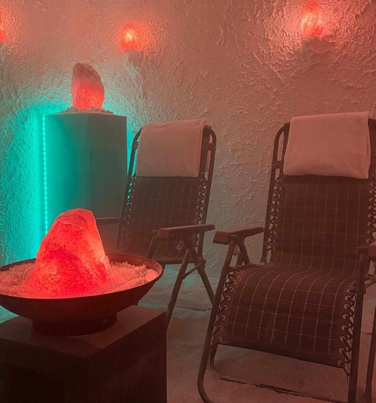 Salzgrotte mit zwei Liegen und warmen Salzsteinlicht